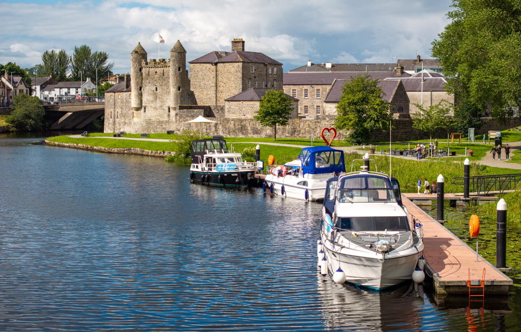 Der neue Enniskillen Blueway in Nordirland führt rund um Irlands einzige Inselstadt und verbindet Boots- und Kajaktouren mit Spazierwegen entlang der Wasserlandschaft