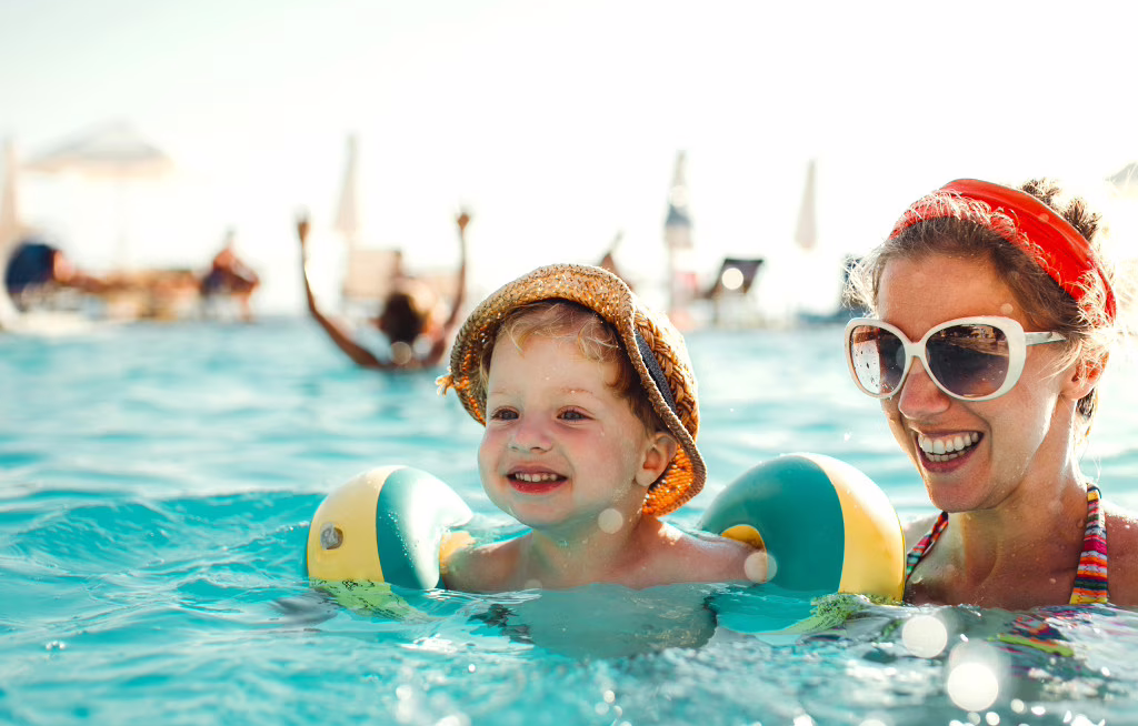 Familien profitieren bei Alltours von Frühbucherrabatten und zusätzlichen Kinderermäßigungen für den Sommerurlaub 2027