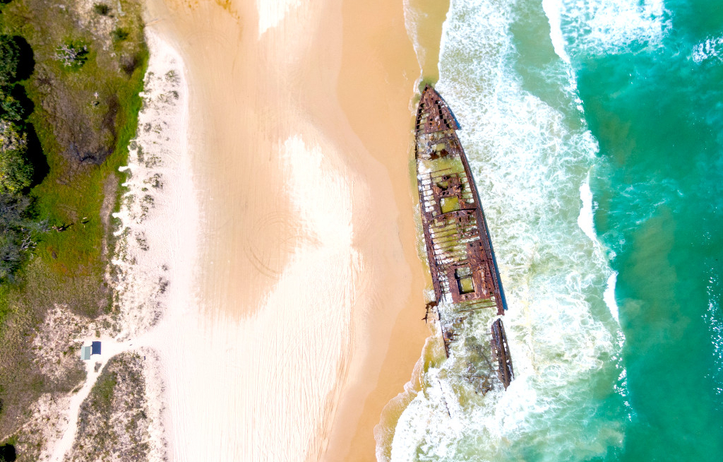Das Wrack der S.S. Maheno liegt seit 1935 am Strand von K'gari. Die größte Sandinsel der Welt gehört zu den Stationen der neuen Australienreise von Gebeco