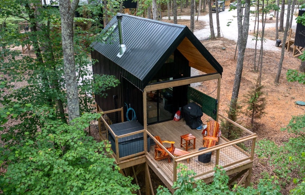Hightech-Hotel und Baumhaus-Resort