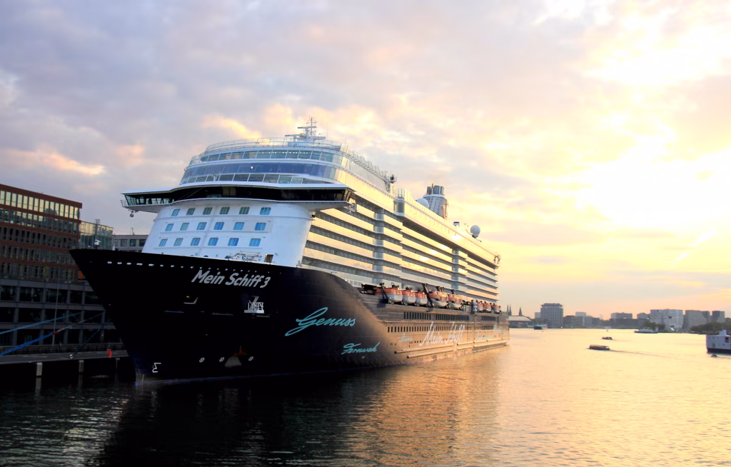 Eigentlich sollten Gäste der Mein Schiff 3 bis Mitte November die Kanaren bereisen. Stattdessen muss der Cruiseliner nach einer Kollision mit zwei Frachtern in die Werft. Symbol
