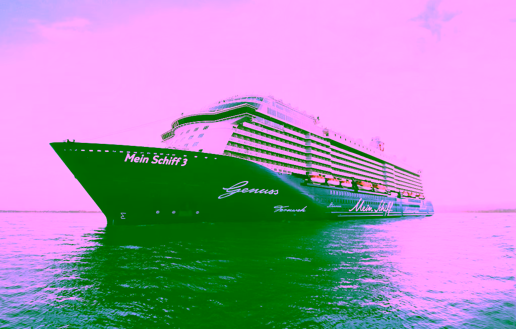 Erst verzögert ein Sturm die Abfahrt, dann kommt es beim Auslaufen zur Kollision. Die Mein Schiff 3 liegt nach einem Zusammenstoß mit einem Frachter wieder in Bremerhaven. Symbol