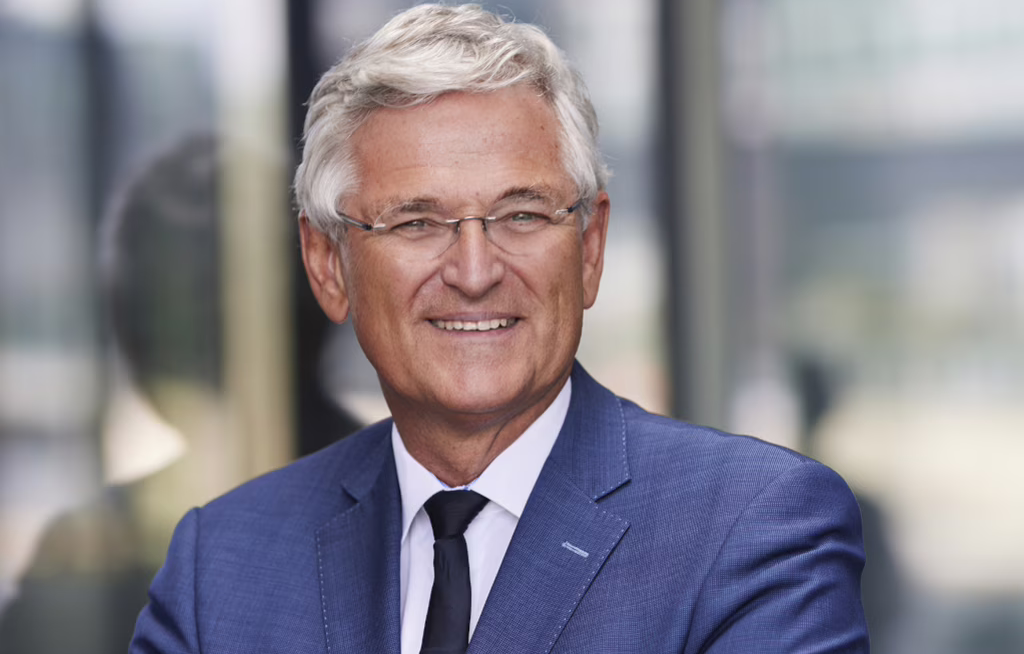 Der Journalist und ehemalige ZDF‑Chefredakteur Peter Frey begleitet mehrere Reisen als Gastgeber der Europa-Talks