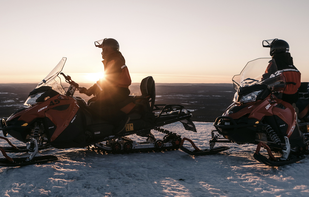 Mit elektrischen Schneemobilen durch Lappland