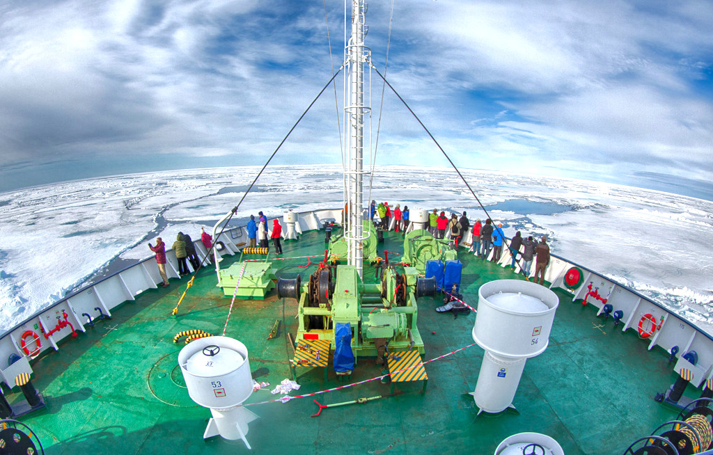 Von Juni bis September steuert Arctic Pro Cruises mit vier Expeditionsschiffen die Arktis an