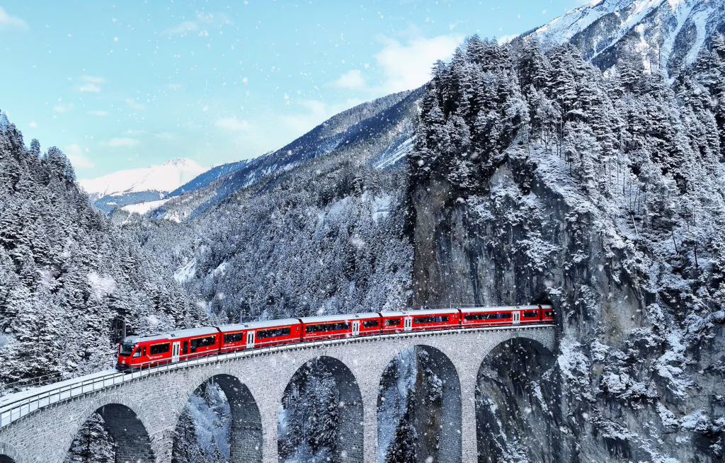 Bahnreisen in die winterliche Schweiz gehören zum Festtagsprogramm von Ameropa