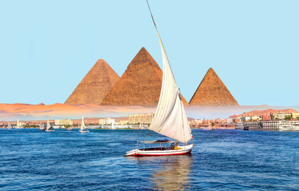 Eine Feluke auf dem Nil vor den Pyramiden von Gizeh. Kairo gehört zu den Zielen im neuen Kultimer-Katalog von Studiosus