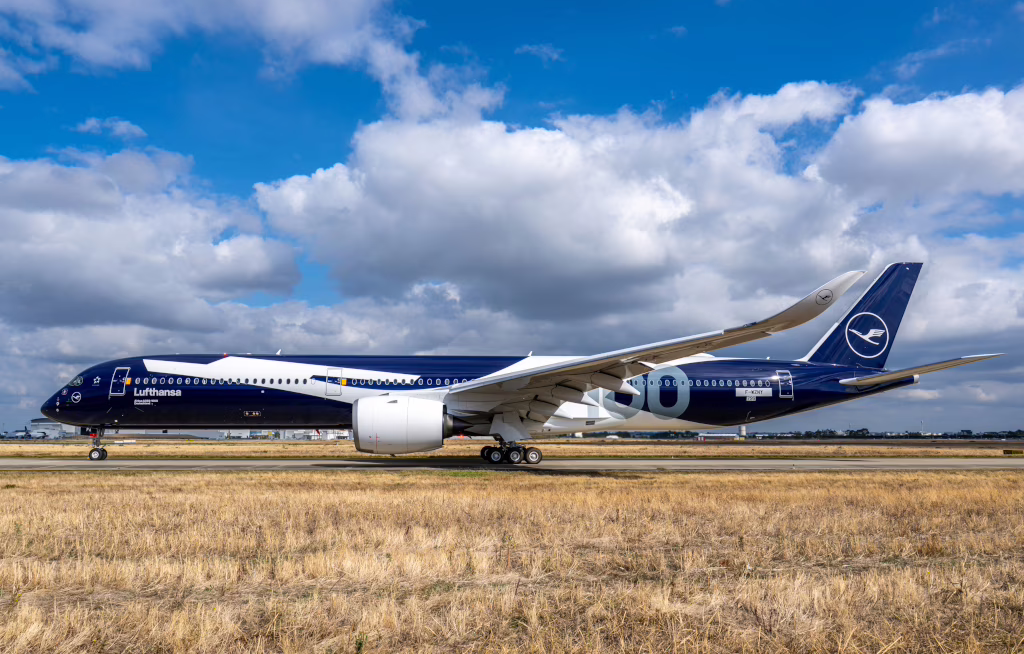 Den neuen Airbus A350 1000 schmückt eine Sonderlackierung zum 100. Lufthansa-Jubiläum