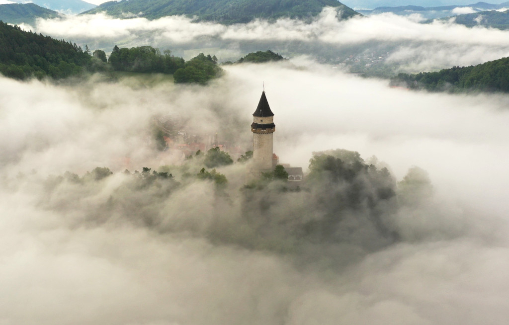 Zwischen Nebelschwaden und bewaldeten Hügeln erhebt sich die Burg Talmberk in der mährischen Walachei. Die Region gehört zu den Landschaften, die Visit Czechia im Umfeld des tschechischen Buchmesse-Auftritts als literarische Reiseziele vorstellt