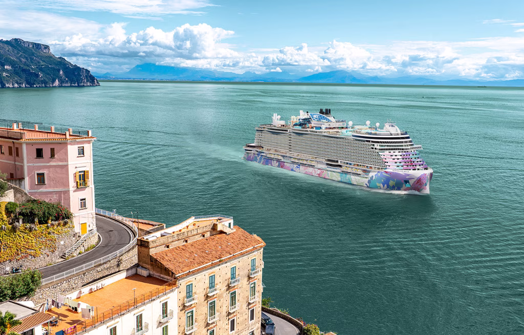 Die Norwegian Bella soll ab Mai 2028 zu siebentägigen Mittelmeer-Kreuzfahrten ab Barcelona aufbrechen. Das neue Schiff bildet den Abschluss der Prima-Klasse von Norwegian Cruise Line