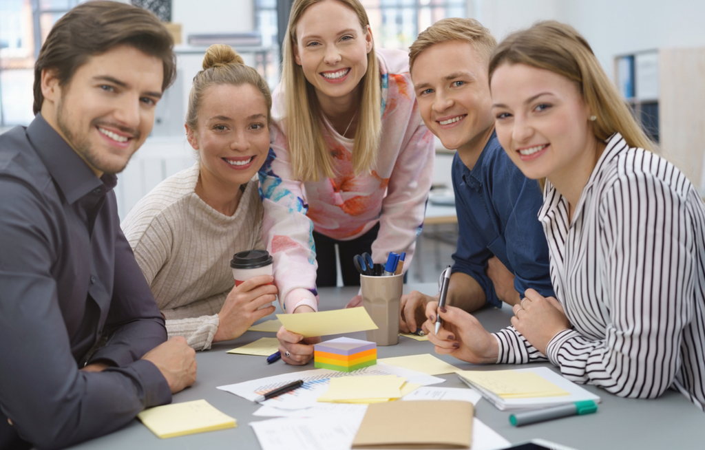 Azubis und Studierende beginnen ihre Ausbildung