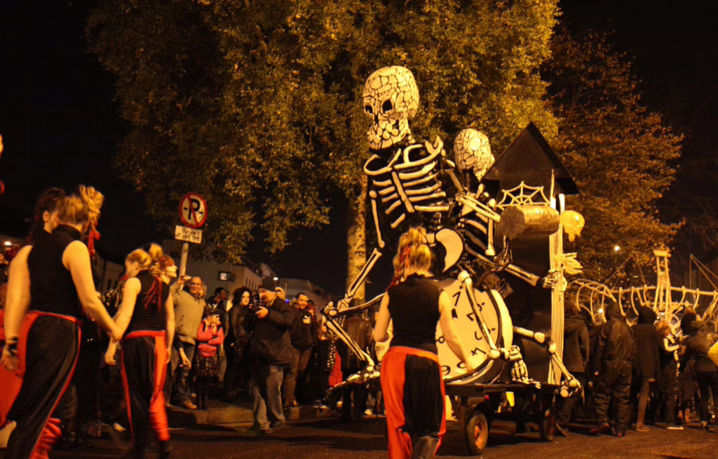 Schaurige Paraden gehören zu Halloween-Feiern in Irland dazu