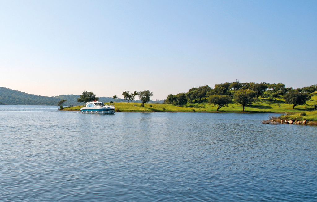 Riverly nimmt erstmals Portugal ins Programm auf. Ab 2026 können Reisende den Alqueva-Stausee im Alentejo führerscheinfrei mit dem Hausboot erkunden