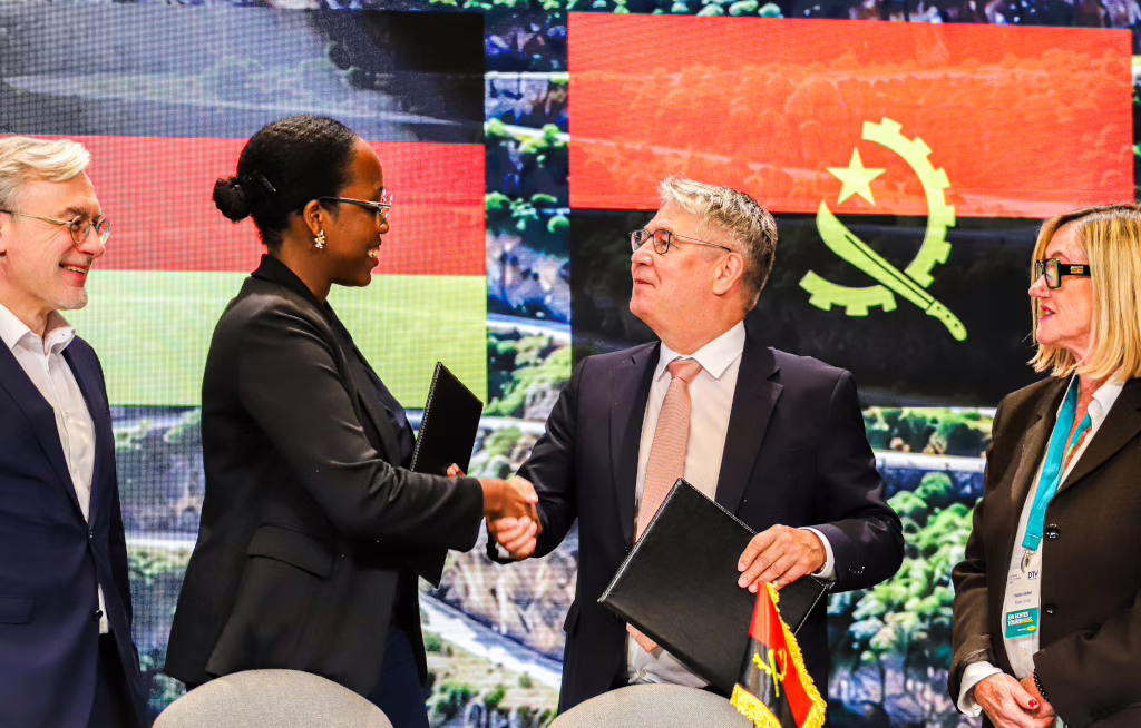 Mit Handschlag und Unterschrift besiegeln Infotour-Generaldirektorin Allicia Santos und DRV-Präsident Albin Loidl beim DRV-Hauptstadtkongress in Berlin ihre Vereinbarung zur engeren touristischen Zusammenarbeit zwischen Angola und Deutschland