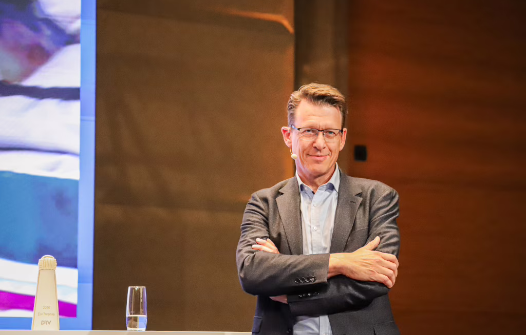 Prof. Dr. Harald Zeiss stellt auf der Bühne des DRV-Hauptstadtkongresses die Eco Trophea 2026 vor. Für den Vorsitzenden des DRV-Ausschusses Nachhaltigkeit ist der Preis vor allem eines: ein Ansporn für die gesamte Branche