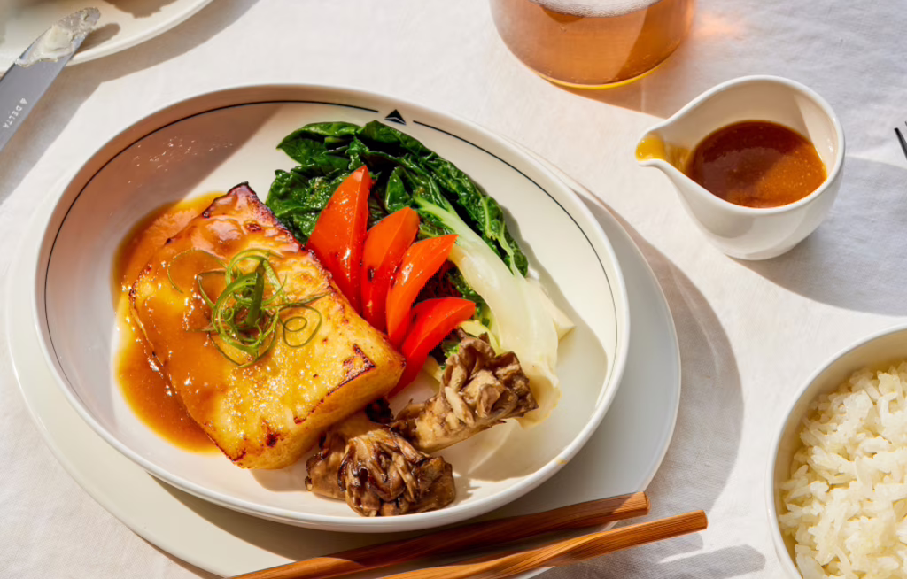 Zum neuen Kulinarikkonzept für die Business Class gehören auch japanische Gerichte inklusive hochwertigem Sake