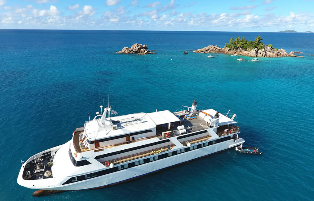 Motoryacht Pegasus vor den Granitinseln der Seychellen: Das Schiff steuert abgelegene Buchten und Ankerplätze im Archipel an