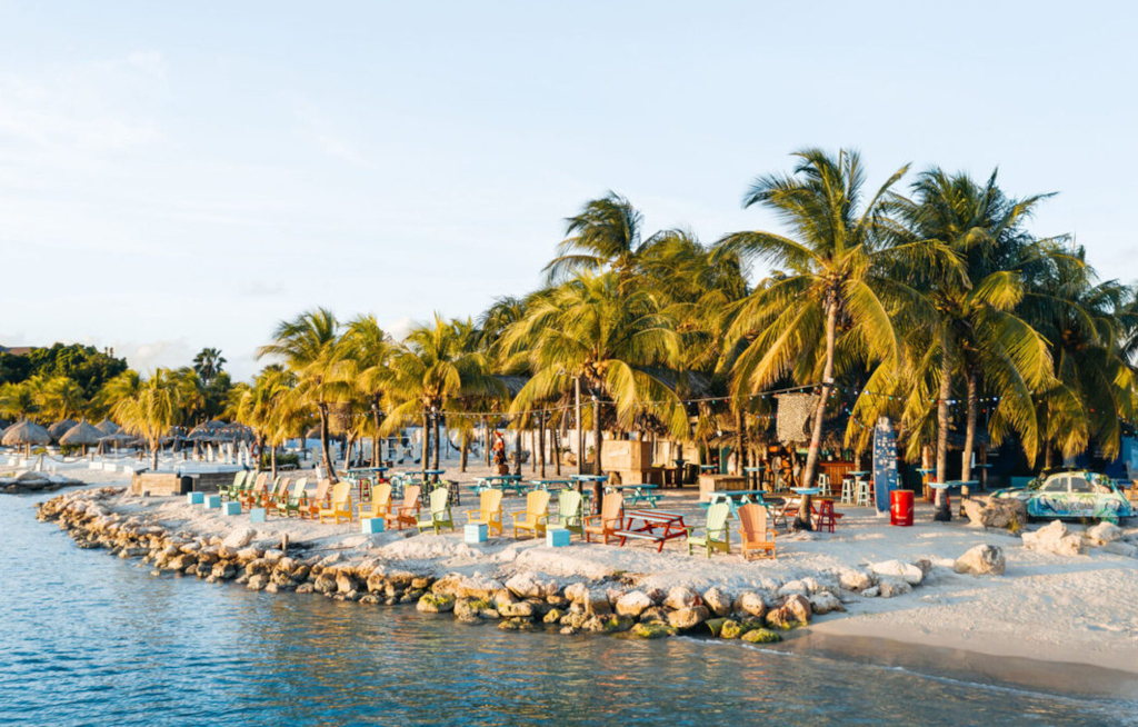 Blick auf den Strand des The Kontiki Curaçao Beach Resort auf Curaçao