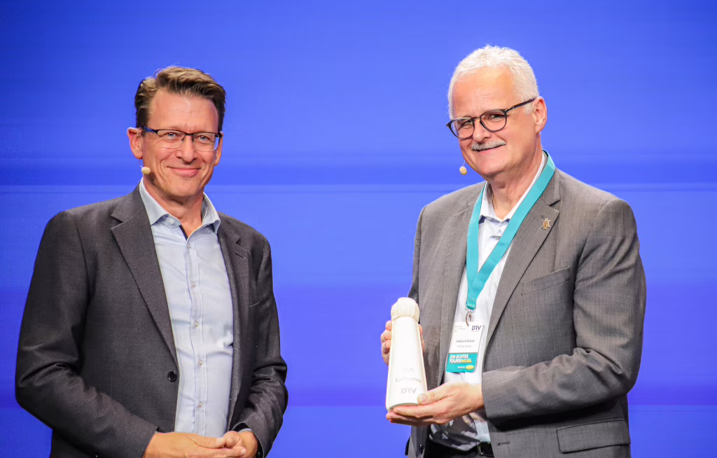 Harald Zeiss übergibt die Eco Trophea 2026 an HX-CEO Gebhard Rainer. Die Reederei hat die DRV-Jury mit einem Projekt überzeugt, das Inuit-Gemeinschaften in der kanadischen Arktis aktiv in die Gestaltung touristischer Angebote einbindet