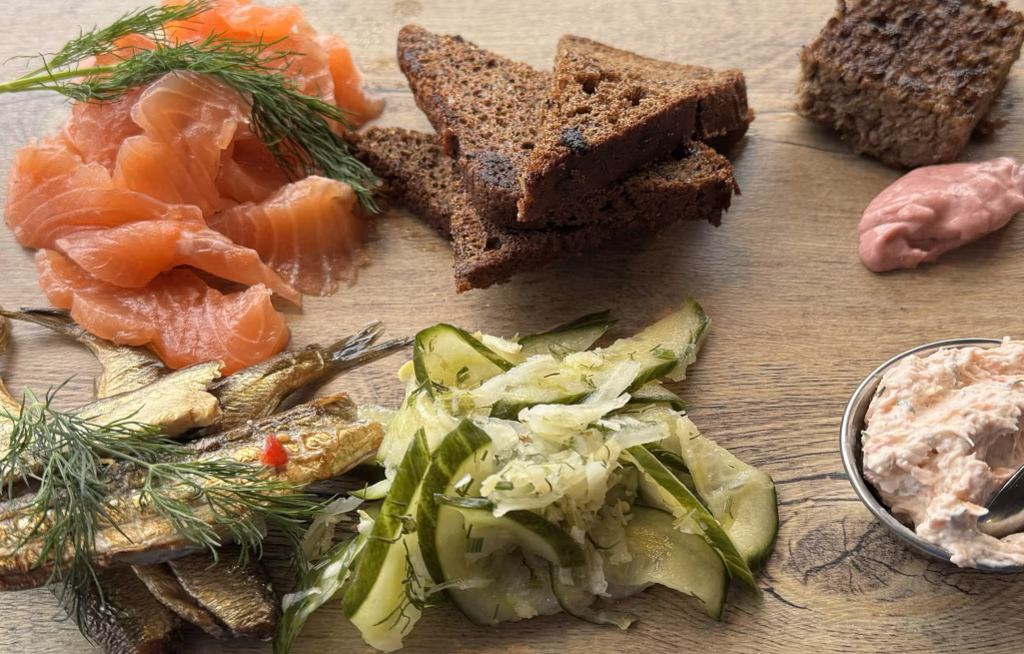 Leckeres finnisches Essen genießen und sich dabei eventuell sogar noch verlieben: So die Idee hinter der Marketing-Kampagne von Visit Finland