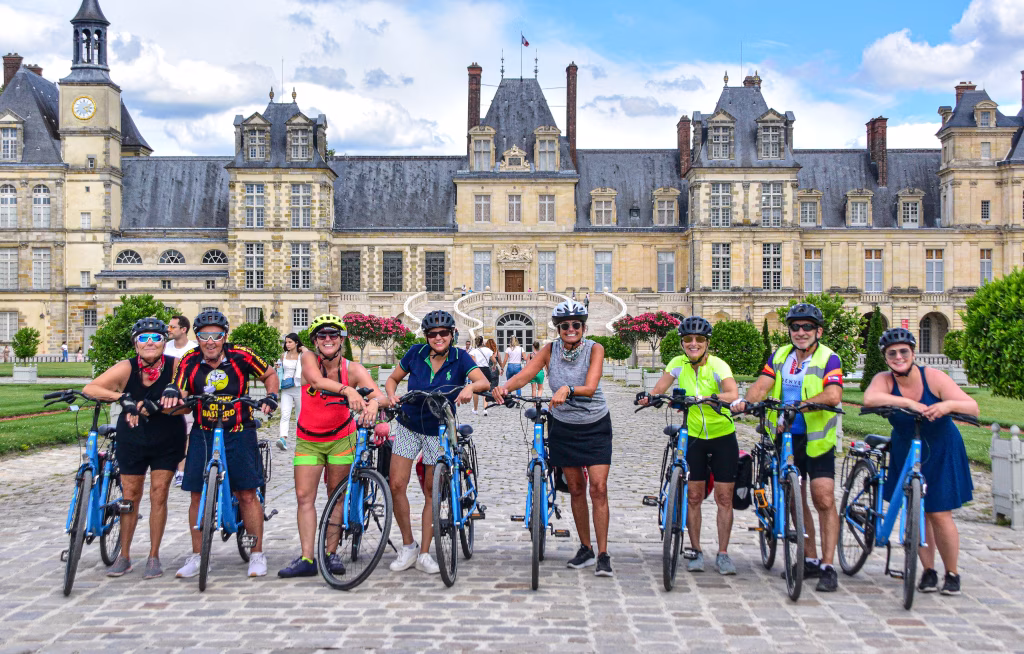 Eine Boat Bike Tours-Gruppe vor dem Schloss Fontainebleau vor den Toren von Paris