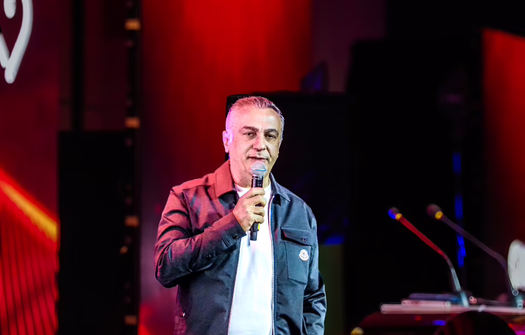 Yasir Karaçor, Geschäftsführer der Anex Tour GmbH, zieht bei der Red Carpet Night 2026 im türkischen Didim Bilanz über zehn Jahre Anex in Deutschland. Zum Jubiläum meldet die Veranstaltergruppe erstmals einen Umsatz von rund einer Milliarde Euro