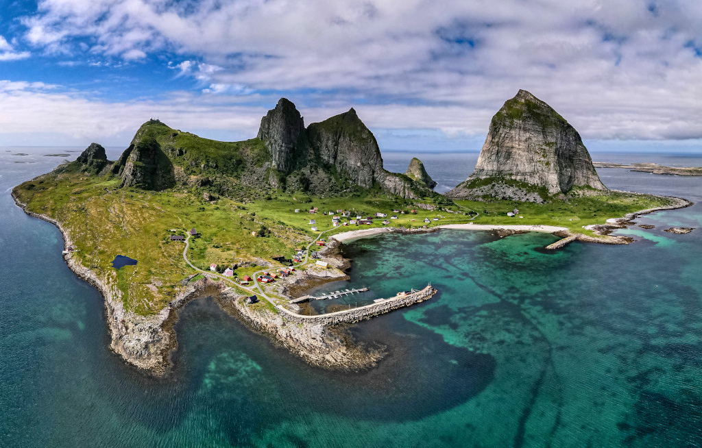 Auf der Insel Træna, einer der ältesten Fischereigemeinden Norwegens, erkunden Hurtigruten-Gäste Museum, Kapelle und Kirche auf eigene Faust – mit einem Entdeckerheft als Wegweiser durch Geschichte und Alltag des Ortes