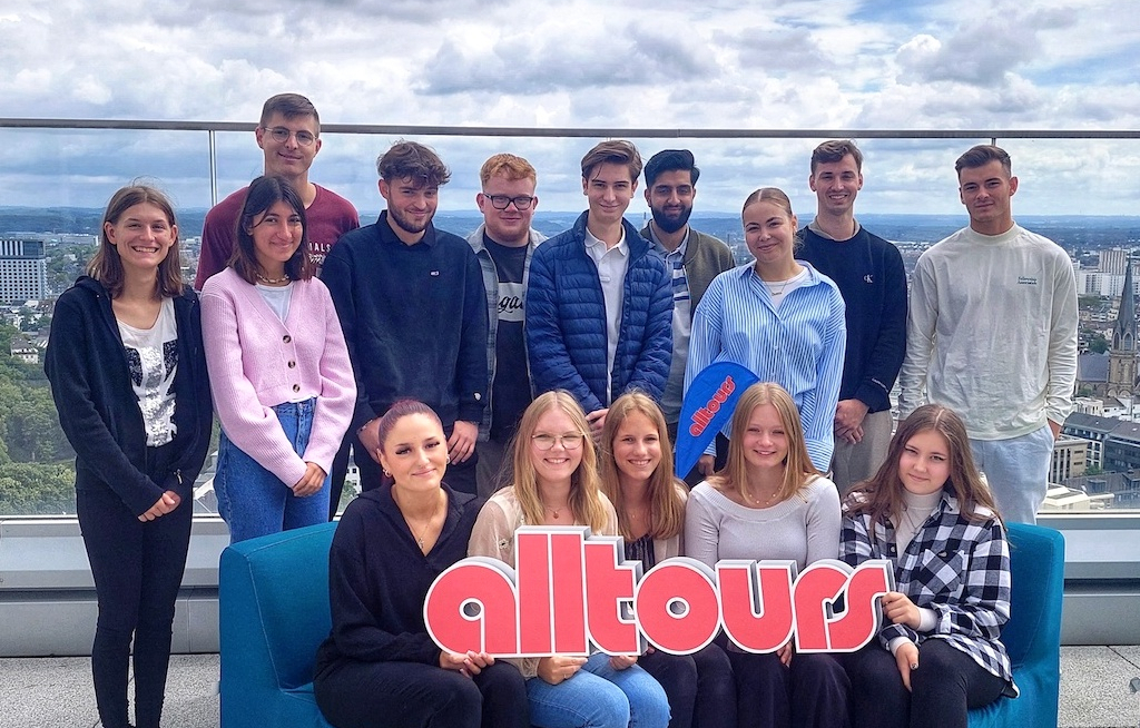 Alltours heißt 15 neue Azubis willkommen